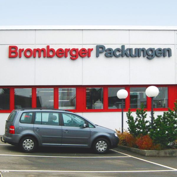 Abbildung des Bromberger Firmenstandorts mit Firmenname auf der Frontseite