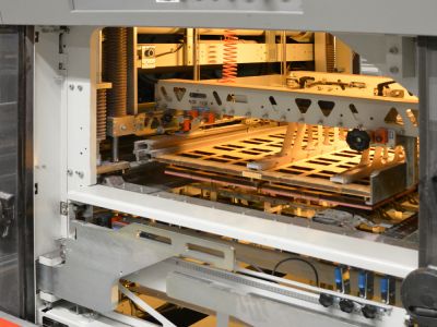 Darstellung einer mit ELKALUB geschmierten Stanzmaschine