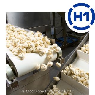 Image of a food packaging plant operated with ELKALUB H1 lubricants. Raw tortelloni are fed from a conveyor belt into a portioning machine.