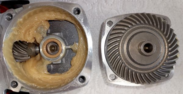 Darstellung eines geöffneten Tellerradgetriebes einer Bohrmaschine mit ELKALUB Schmierfett für Elektromotoren