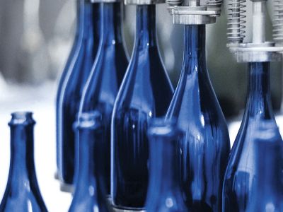 Darstellung einer Flaschenabfüllanlage. Die Maschine ist mit ELKALUB H1-Schmierstoffen versehen.