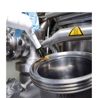 Darstellung einer Dichtungs-Gewindestelle eines Stahlrohrs, die mit Schmierstoff aus einer ELKALUB Pinseldose behandelt wird