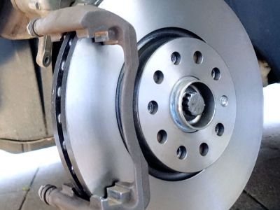 Darstellung einer Auto-Scheibenbremse geschmiert mit ELKALUB Hochleistungsschmierstoffen für Bremsen.