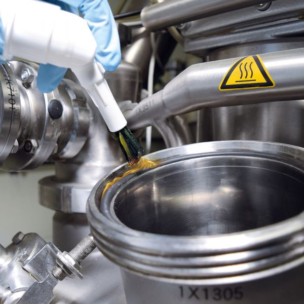 Darstellung einer Dichtungs-Gewindestelle eines Stahlrohrs, die mit Schmierstoff aus einer ELKALUB Pinseldose behandelt wird