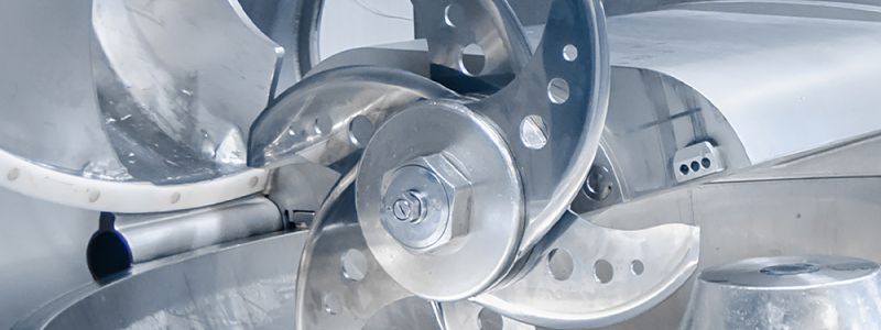 Darstellung eines mit ELKALUB H1-Schmierstoffen geschmierten Industrieschneiders in der Fleischindustrie..