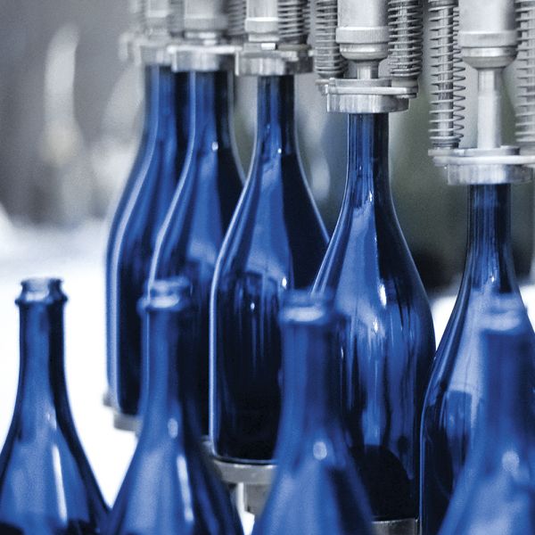 Darstellung einer Flaschenabfüllanlage. Die Maschine ist mit ELKALUB H1-Schmierstoffen versehen.