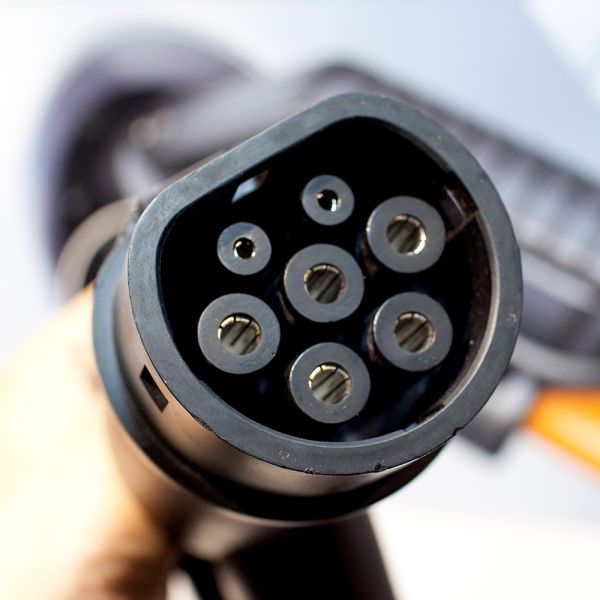 Nahaufnahme des Steckers einer E-Auto-Ladesäule, geschmiert mit ELKALUB Schmierstoffen für Elektrokontakte