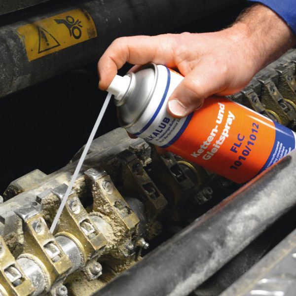 Darstellung des Ketten- und Gleitsprays ELKALUB FLC 1010/1012 das in einer Maschine aufgetragen wird.