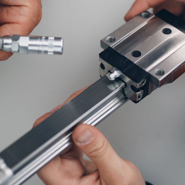 Ansicht einer Linearachse, die mit ELKALUB Hochleistungsschmierstoff behandelt wurde