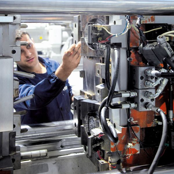 Darstellung einer Spritzgussmaschine, die mit ELKALUB Hochtemperaturschmierstoffen geschmiert wird