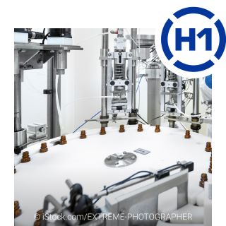 Darstellung einer mit ELKALUB H1-Schmierstoffen betriebenen Medizinabfüllanlage. Im Hintergrund arbeitet eine Technikerin in Schutzausrüstung.