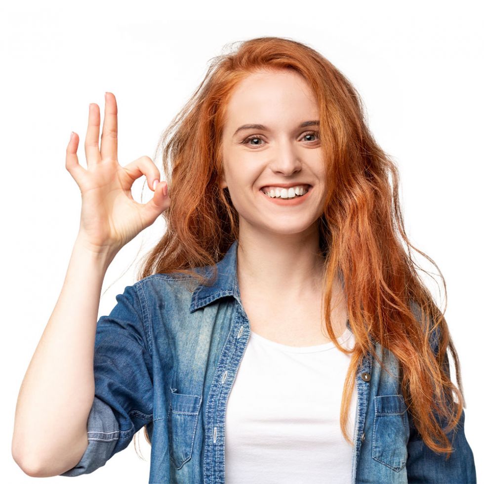Abbildung einer freundlich lächelnden jungen Frau. Sie zeigt das Exzellent-Handzeichen.