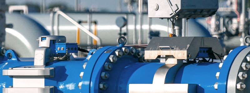 Darstellung einer großen mit ELKALUB Spezialschmierstoffen ausgestatteten Industrieanlage mit Rohren, Ventilen und Dichtungen