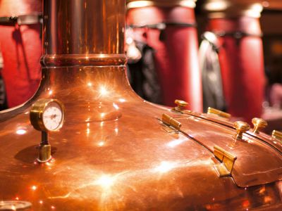 Darstellung eines Gärtanks in einer Brauerei. Die Geräte sind mit ELKALUB H1-Schmierstoffen behandelt.