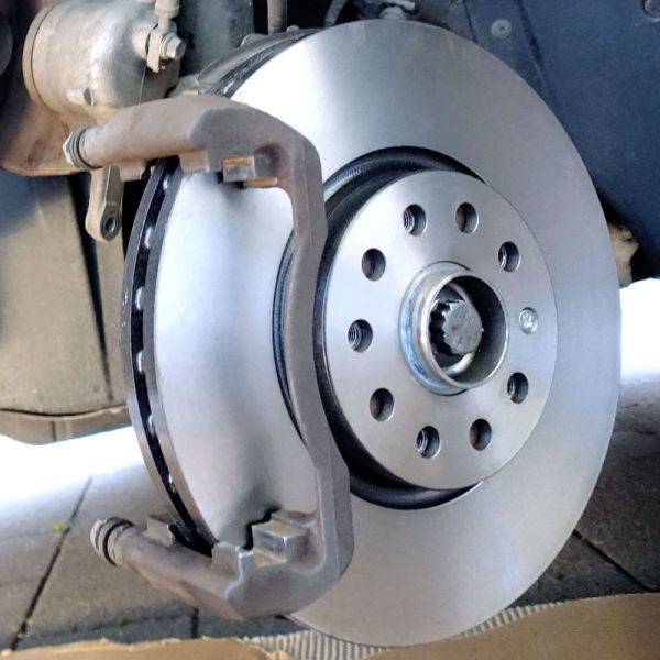 Darstellung einer Auto-Scheibenbremse geschmiert mit ELKALUB Hochleistungsschmierstoffen für Bremsen.