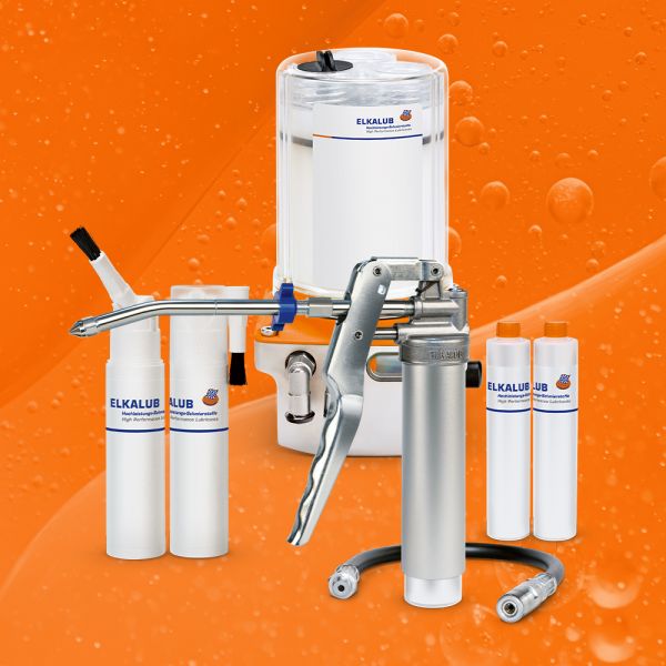 Eine Auswahl an ELKALUB Schmiersstoffgebinden. Im Vordergrund steht eine Einhandfettpresse ELKALUB MCP 100 mit zwei Kartuschen und Wechselschlauch. Links daneben Pinseldosen. Im Hintergrund ist ein Memolub Schmierstoffgeber abgebildet.