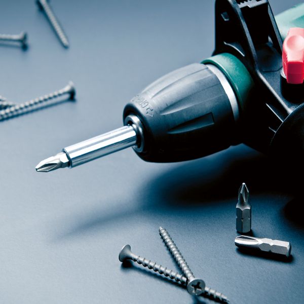 Illustration of a drill lubricated with ELKALUB long-life grease for gearboxes in tools