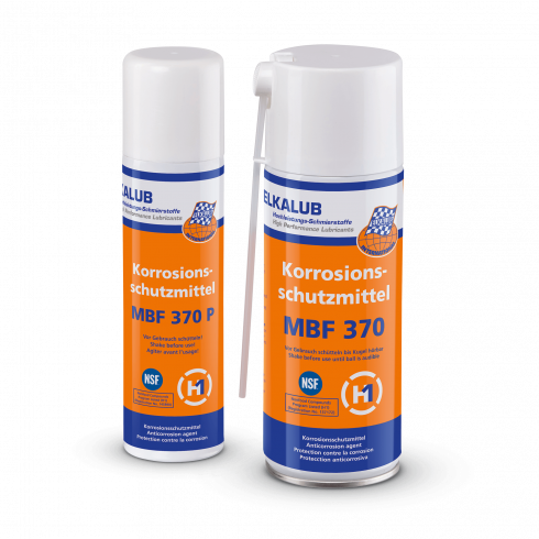 Zwei Spraydosen ELKALUB MBF 370 Korrosions­schutz­mittel. Links steht eine 300-ml-Dose, rechts daben eine 400-ml-Dose mit Dosierkanyle.