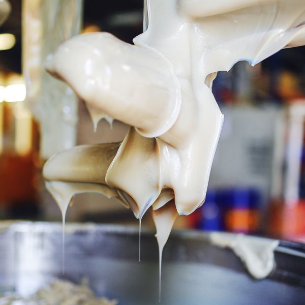 Darstellung des Herstellungsprozesses eines Spezial-Schmierfetts von ELKALUB