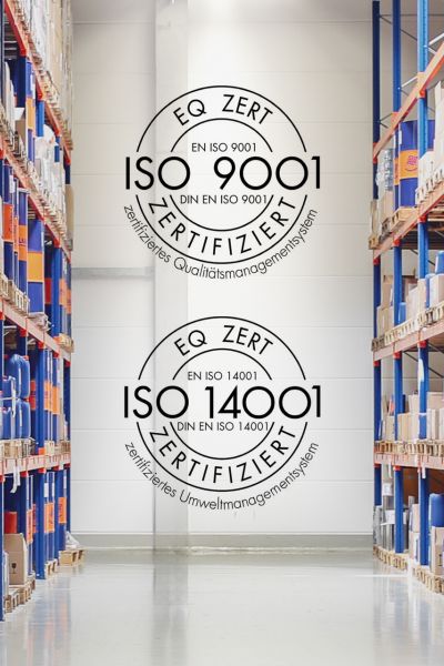 Eine Darstellung von Regalreihen mit ISO-zerifizierten ELKALUB Produkten. Dazwischen sind die Siegel ISO 9001 und ISO 14001 abgebildet.