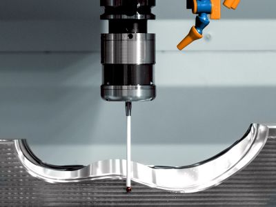 Darstellung einer KMG-Sonde, die in einer mit ELKALUB Schmierstoffen versorgten CNC-Fräse ein hergestelltes Formteil ausmisst.