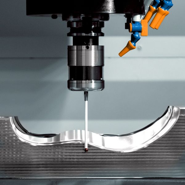 Darstellung einer KMG-Sonde, die in einer mit ELKALUB Schmierstoffen versorgten CNC-Fräse ein hergestelltes Formteil ausmisst.