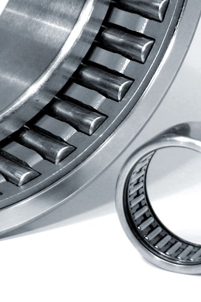 Darstellung eines kleinen und eines großen mit ELKALUB Schmierstoffen ausgestatteten Wälzlagers