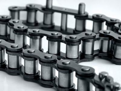 Darstellung einer mit ELKALUB geschmierten Kette aus einer Industrieanlage.