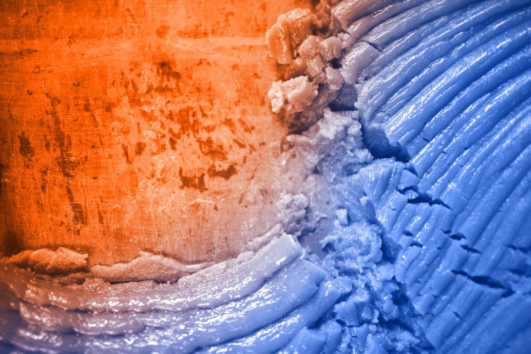 Schmiermittelproduktion bei ELKALUB. Nahaufnahme einer Schmiermittelausgabe mit Schmierfett.