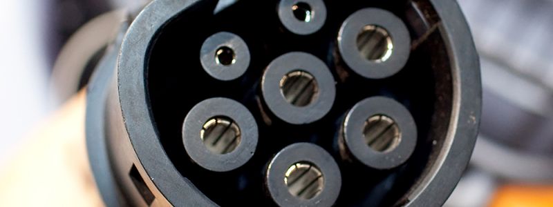 Nahaufnahme des Steckers einer E-Auto-Ladesäule, geschmiert mit ELKALUB Schmierstoffen für Elektrokontakte